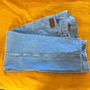 Men’s Wrangler light blue jeans. 38x31 jeans. Great condition.